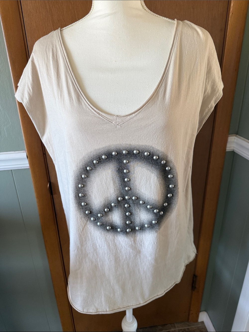 POL Women's Cream Peace Sign Studded V-Neck Tee Size S